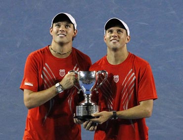 Bob Bryan and Mike Bryan with the winners trophy