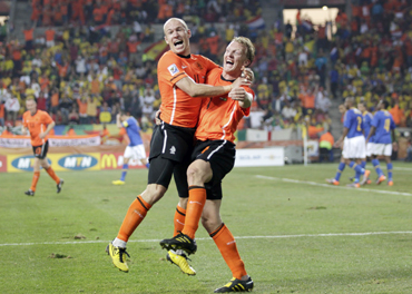 -Netherlands' Arjen Robben (L) celebrates with Dirk Kuyt after their team scored against Brazil