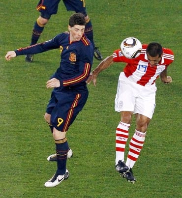 Fernando Torres fights for the ball with Paraguay's da Silva
