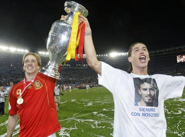 Fernando Torres and Sergio Ramos with the Euro trophy
