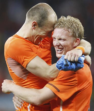 Arjen Robben celebrates with Dirk Kuyt