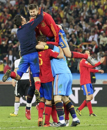 Spain players celebrate after winning the match against Germany