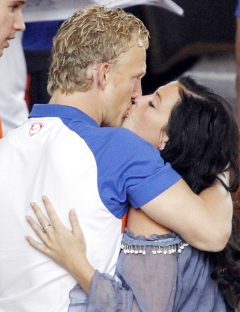 Netherlands' player Dirk Kuyt kisses his wife Gertrude at the Sandton Hilton hotel in Johannesburg