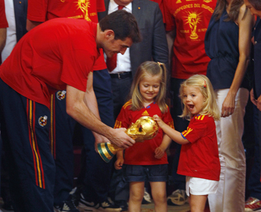 Spain's Infantas Sofia and Leonor react as Iker Casillas shows them the World Cup trophy during a reception at Madrid's Royal Palace