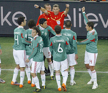Rosetti instructs Mexican players to go back after they protest