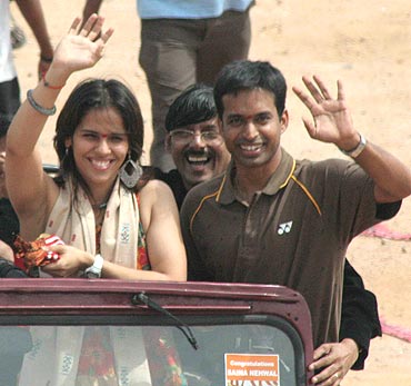 Saina and her coach P Gopichand get a rousing reception after returning from the Indonesian Open
