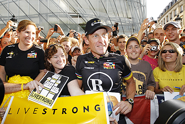 Armstrong poses with fans on Sunday