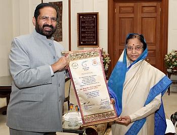 Kalmadi presenting scroll to President Pratibha Devisingh Patil