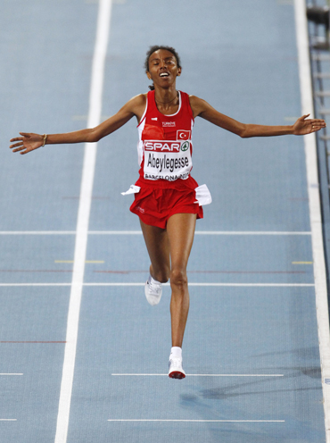Elvan Abeylegesse celebrates after winning the 10,000m mark