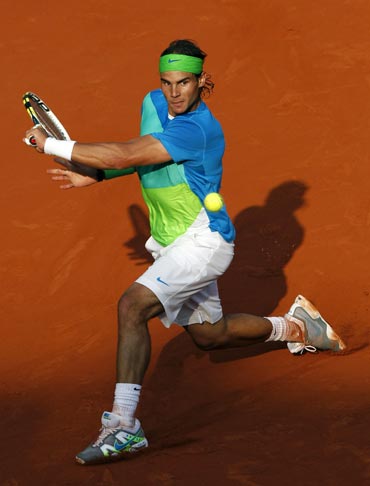 Rafa Nadal returns during his match against Nicolas Almagro