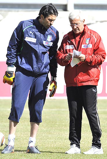 Italy's goalkeeper Gianluigi Buffon (left) talks with coach Malcello Lippi during a training session in Sestriere