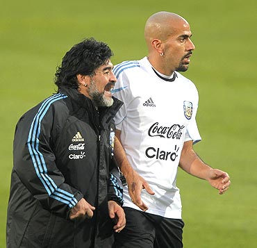 Argentina's coach Diego Maradona (left) with Juan Sebastian Veron during practice