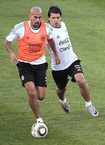 Veron (left) and Sergio Aguero during training