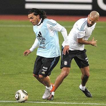 Veron (right) and Carlos Tevez vie for possession during a practice match