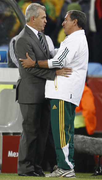 Mexico's head coach Javier Aguirre speaks with South Africa's head coach Carlos Alberto Parreira after their 2010 World Cup opening match