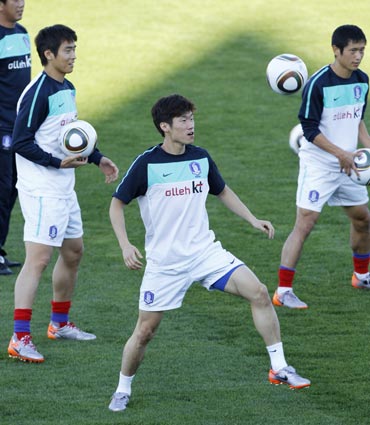 Park Ji-sung trains with team-mates