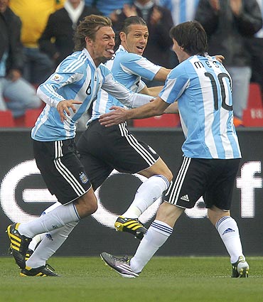 Argentina's Gabriel Heinze celebrates with team-mates after scoring against Nigeria