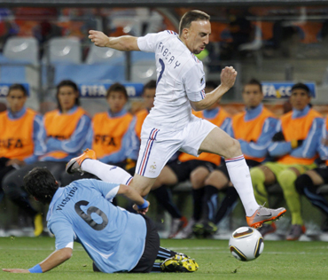 France's Franck Ribery avoids a tackle by Uruguay's Mauricio Victorino during their 2010 World Cup Group A match