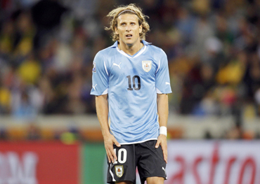 -Uruguay's Forlan reacts during the 2010 World Cup Group A soccer match against France