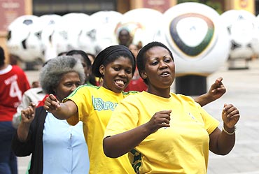 Football fans rehearse the Diski dance in Johannesburg