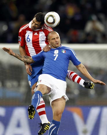 Italy's Pepe vies for possession with a Paragyuan defender