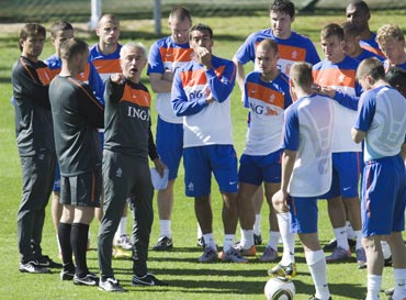 Dutch coach Bert van Marwijk with the players