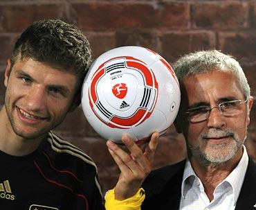 Thomas Mueller with former player Gerd Mueller