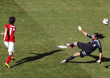 South Korea's Lee Chung-yong shoots to score a goal past Argentina goalkeeper Sergio Romero