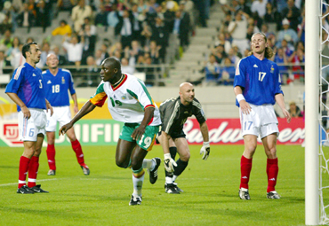 Senegal's Papa Bouba Diop (C) celebrates his goal as he runs away from France goalkeeper Fabien Barthez