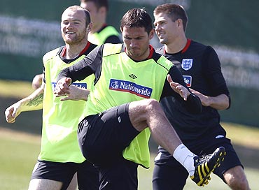 England's Frank Lampard (centre) warms up at a training session with Wayne Rooney (left) and Steven Gerrard