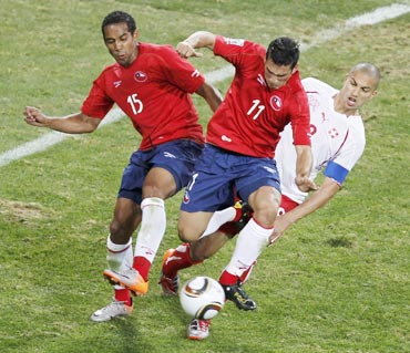 Chile's Beausejour and Gonzalez fight for the ball with Switzerland's Inler