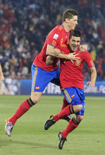 David Villa (right) celebrates with Fernando Torres after scoring against Honduras