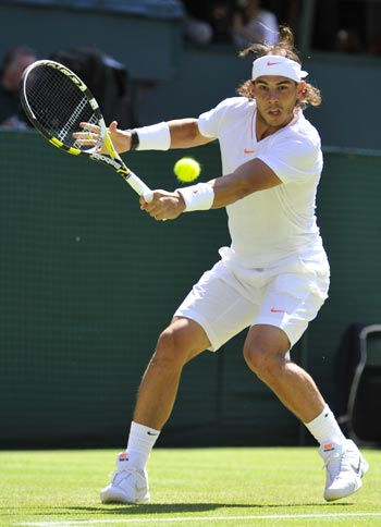 Rafa Nadal returns to Kei Nishikori