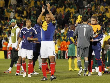 Thierry Henry leaves the field after losing to South Africa