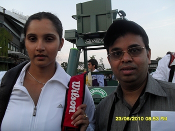 Sania Mirza and reader Murali Ramadoss at Wimbledon