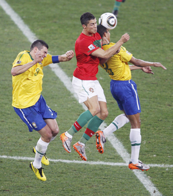 Ronaldo goes for the ball with Lucio and Gilberto Silva