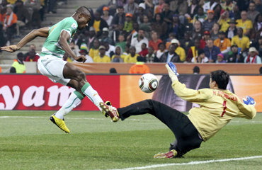 Ivory Coast's Salomon Kalou (L) scores a goal past North Korea's goalkeeper Ri Myong-guk during a 2010 World Cup Group G match