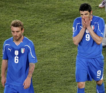 Italy's Daniele De Rossi (left) and Vincenzo Iaquinta react after losing to Slovakia