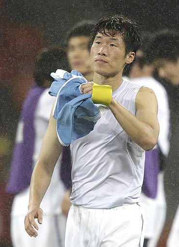 Park Ji-sung walks off the pitch