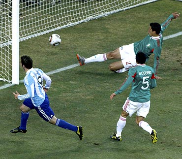 Gonzalo Higuain scores Argentina's second goal
