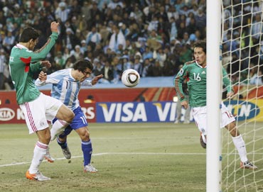 Tevez scores for Argentina