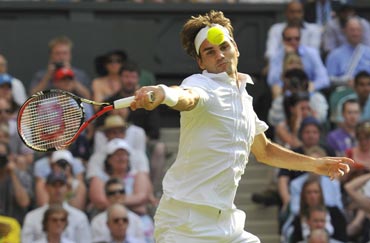 Roger Federer returns to Jurgen Melzer