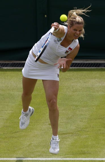 Kim Clijsters serves to Justine Henin