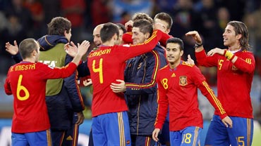 Spainish players celebrate after beating Portugal to enter quarter-finals