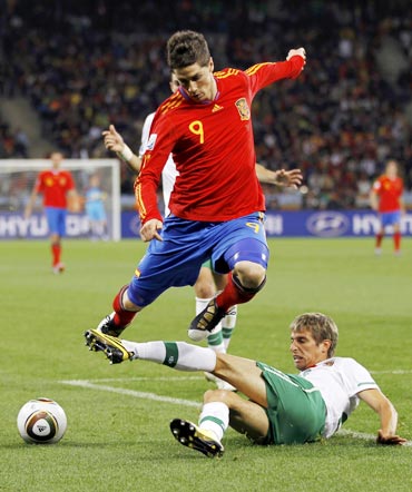 Fernando Torres dribbles past Portugal defender