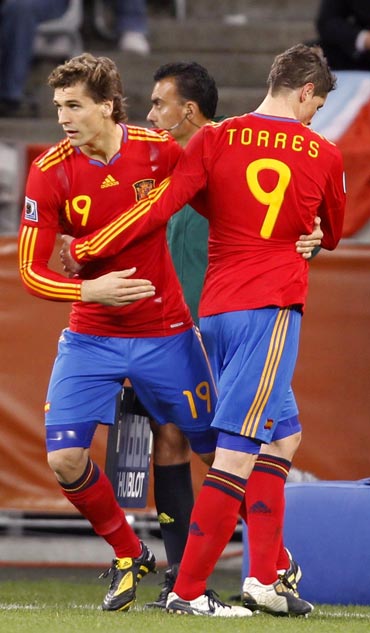 Fernando Torres being subsititued by Fernando Llorente