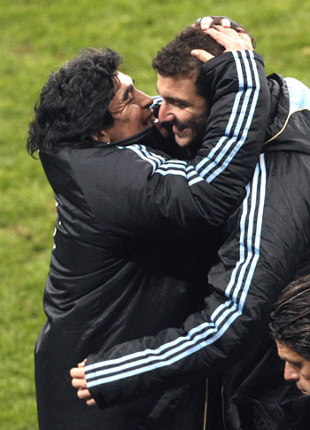 Maradona hugs Gonzalo Higuian