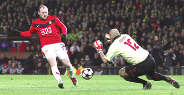 Wayne Rooney scores past AC Milan's Christian Abbiati