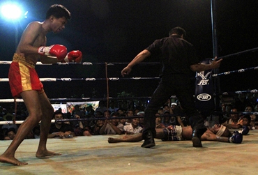 Salee knocks his blindfolded opponent Ngaongam to the ground
