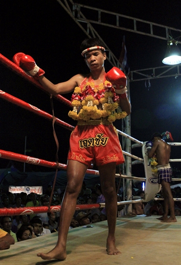 Salee performs a 'wai khru' before a fight